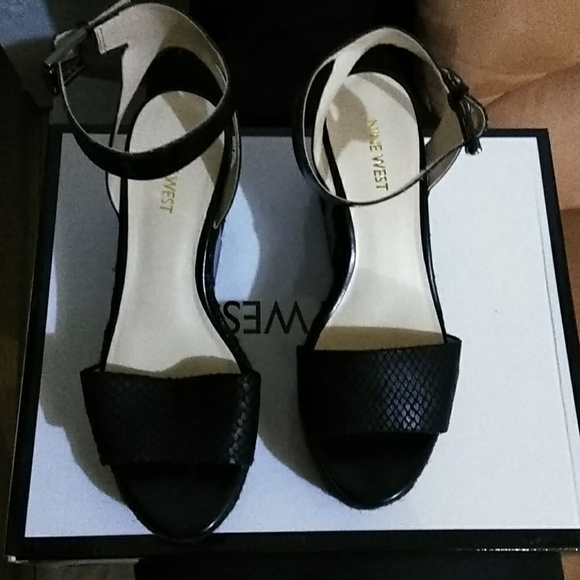 Women's 7 1/2 (M) black platform shoe - Picture 2 of 5